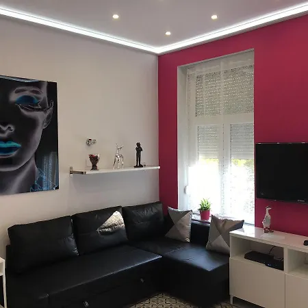 Diana's Charming At The Buda Castle Apartament